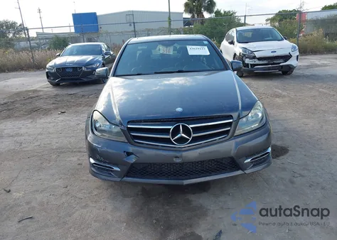 2014 Mercedes-Benz C 250 Sport z USA, uszkodzony, nr VIN WDDGF4HB3ER314082